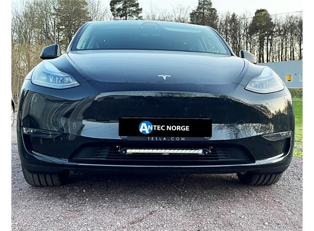 Grillkit med Lazer linear 18 ELITE Tesla Y for innmontering i nedre grill