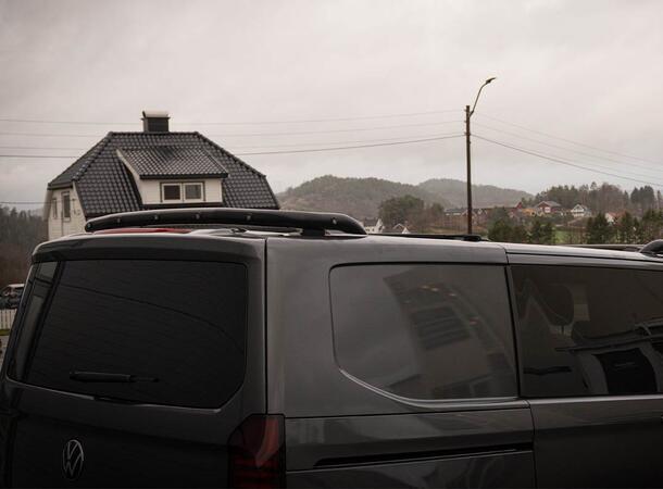 Antec® Sort Takbøyle bak syrefast Til VW Transporter T7 - med Hull til LED 