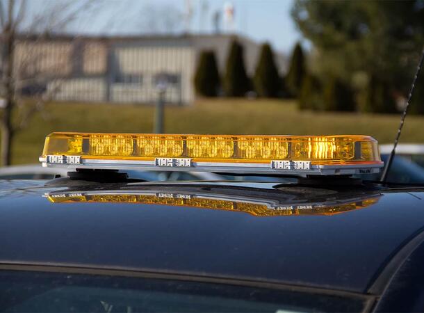 Whelen® Mini Century 23" 12V 12V.58cm. 8 Moduler gult. Med magnet fot 