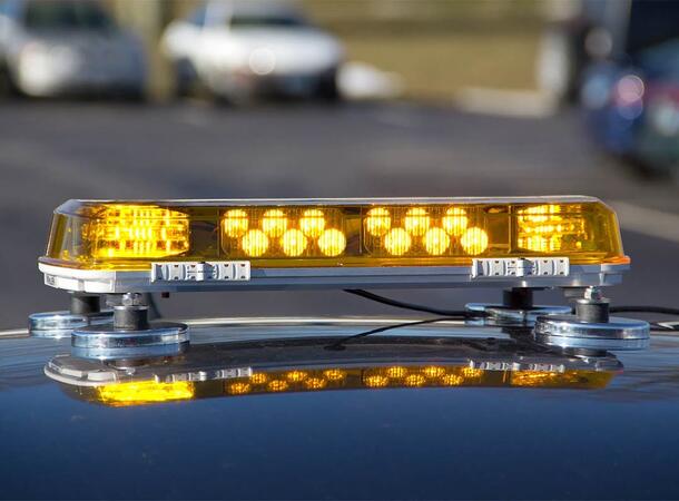 Whelen® Mini Century 23" 12V 12V.58cm. 8 Moduler gult. Med magnet fot 