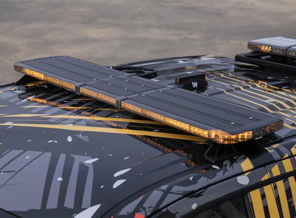 Whelen® Legacy 48" 12V 122cm. 8 Moduler gult. Med justerbar fot 