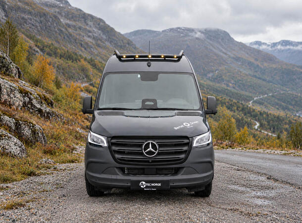 Antec® Sort Takbøyle foran syrefast MB Sprinter.9 hull til lys.2014+ 2018+H2 